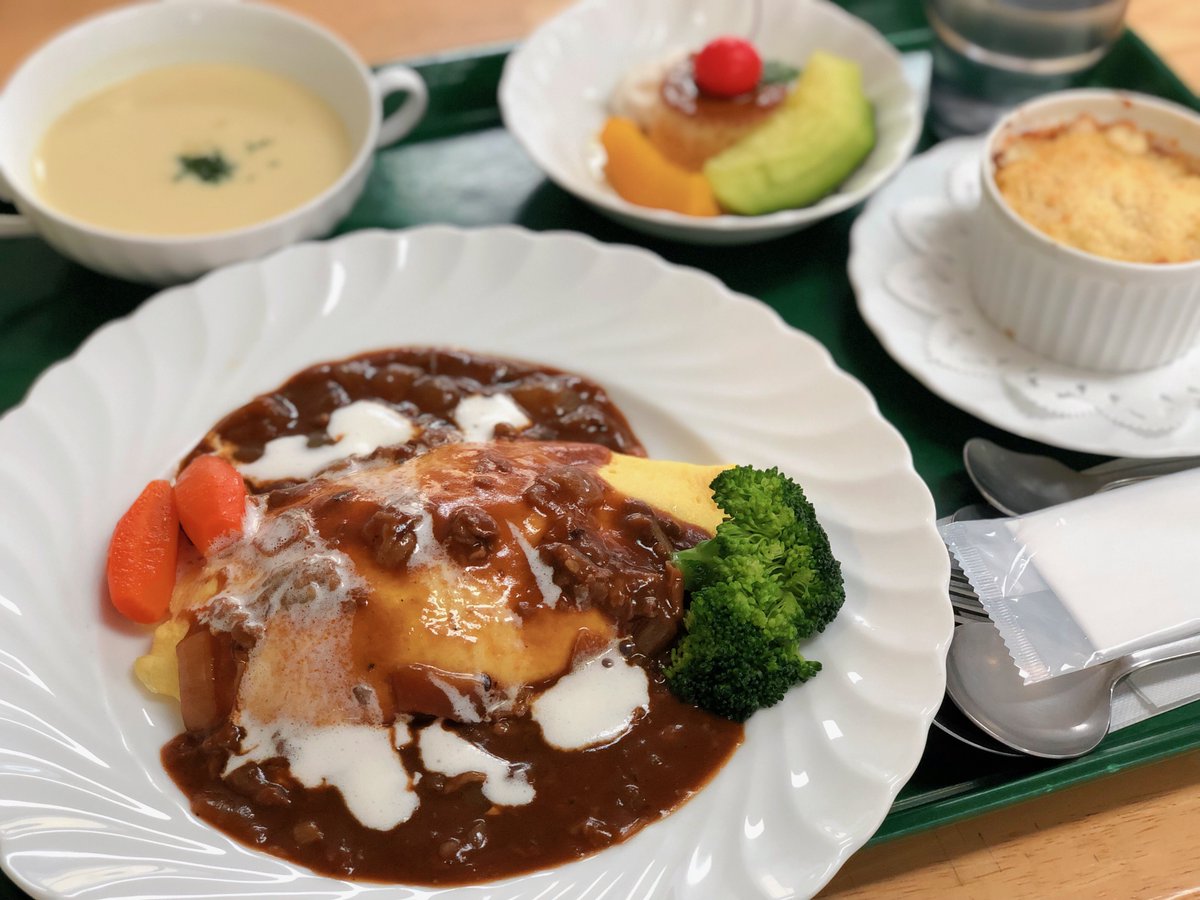 tamacho_tokyo's tweet photo. 【tamacho通信】西洋料理実習のご紹介🦐
先日の調理師科では『パエリア』を作りました!
盛り付け方の一工夫で料理の印象は大きく変わりますね🍂
調理高度技術学科、
目の前で包むトロトロオムライスはお手のもの✨
#多摩調 #tamacho #調理師 #調理師免許 #資格 #調理師専門学校 #聖蹟桜ヶ丘 https://t.co/eRxUhVO5tt