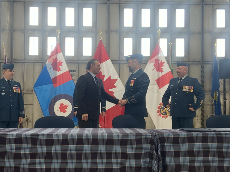 atmlapige's tweet photo. Le colonel Colin Marks est désormais le nouveau commandant de la base de Bagotville. La cérémonie a eu lieu aujourd'hui alors que les 2e et 3e escadres étaient présents. 
#Saguenay #Bagotville #cérémonie #aviation https://t.co/zTo3gI0DdR