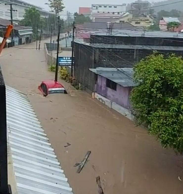 asgharsaleh's tweet photo. Tuhan jaga dan lindungi samua Basudara di Kota Manado yang sedang dikepung banjir. Hujan dan angin kencang membuat penerbangan ke bandara Sam Ratulangi dialihkan ke kota lain.
#SaveManado https://t.co/aHbK3vBnyD