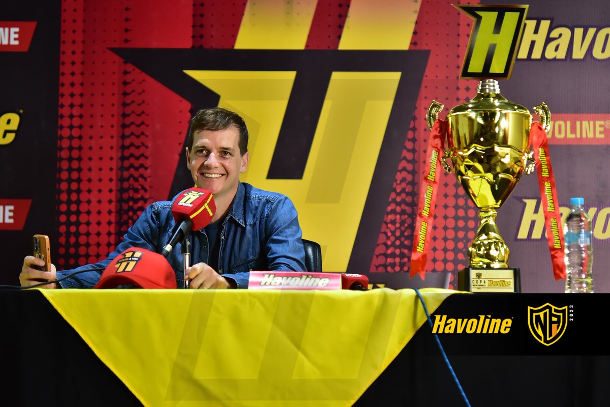 havolinedeport's tweet photo. 🏆📸 @jerofreixas junto a la #CopaHavoline que será entregada al ganador del partido de la #NocheAmarilla, entre #BarcelonaSC y #MushucRuna.
#NA2023 https://t.co/cM3mZAag0f