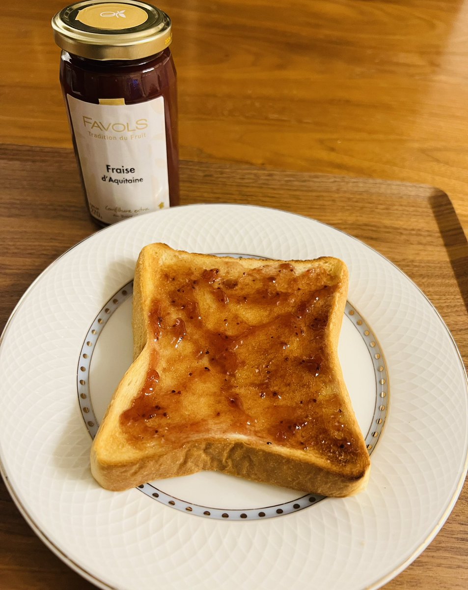 amayadoririsuko's tweet photo. おはようございます😃
ファヴォルスの苺ジャムトーストで朝ごはん🍓素朴なおいしさ😋
オムレツとサラダとヨーグルトも
食べました(。・ω・。)
もう金曜日☆彡
今日もぼちぼち🐾いきましょう
#おはよう #金曜日
#朝ごはん #FAVOLS #ジャム https://t.co/LmhHJFXXKR