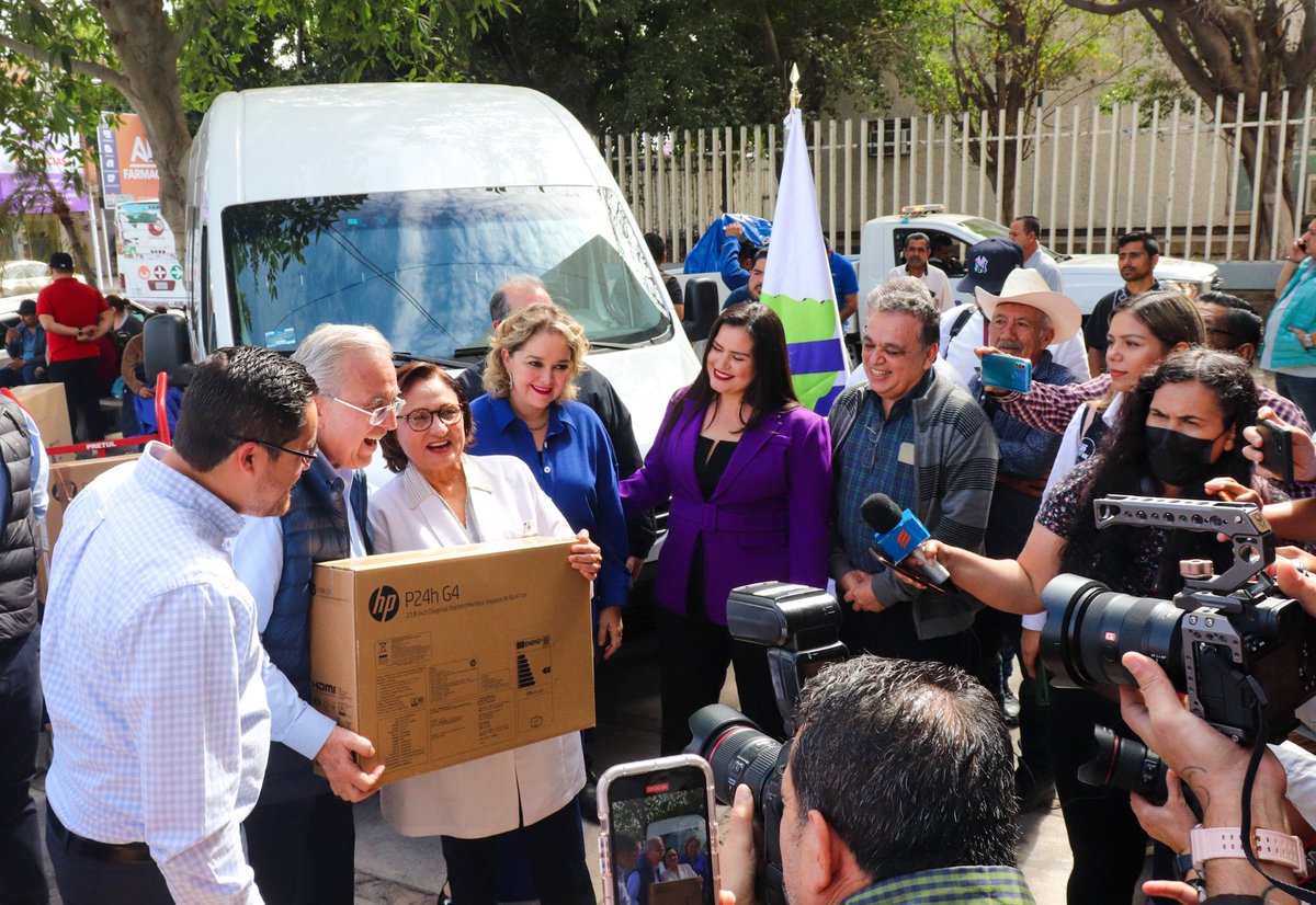 Fue muy emotivo acompañar al Gobernador @rochamoya_ y a su equipo de la @SaludSinaloa en la entrega de implantes cocleares, equipo para hemodiálisis, vehículos y equipo para los servicios de salud de Sinaloa, con el objetivo de fortalecer la atención médica, y…