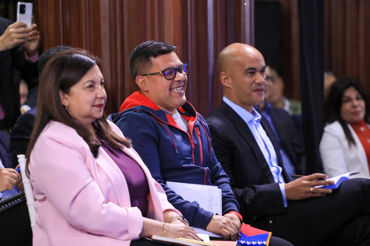 NicolasMaduro's tweet photo. Excelente reunión de inicio de 2023 con los Gobernadores y alcaldes del país. Ratificamos que el Consejo Federal de Gobierno es un espacio para avanzar con civismo, de la mano de la Constitución, trabajando para atender las prioridades y necesidades del pueblo. https://t.co/dEpJ0ehRvd