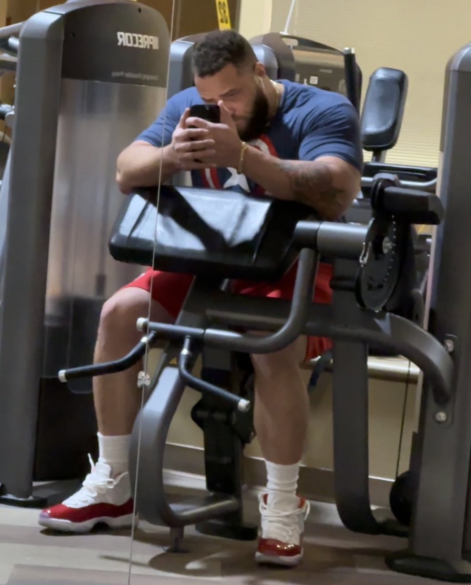 Daddyphatsnaps's tweet photo. Am I flexing??? Of course not why would you even ask that 🫢.  
Another day at the gymnasium https://t.co/M9Z9OPVzck