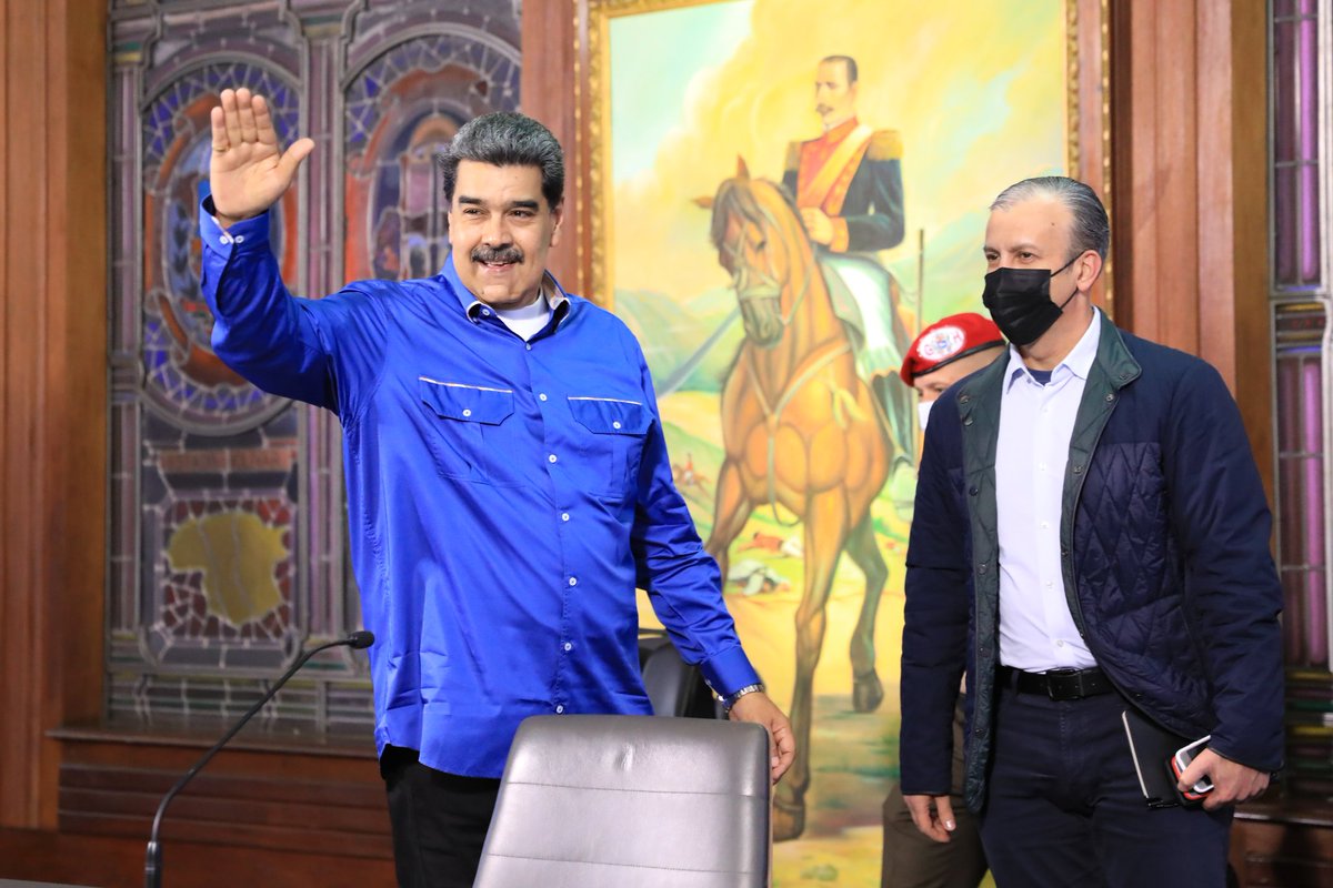 NicolasMaduro's tweet photo. Excelente reunión de inicio de 2023 con los Gobernadores y alcaldes del país. Ratificamos que el Consejo Federal de Gobierno es un espacio para avanzar con civismo, de la mano de la Constitución, trabajando para atender las prioridades y necesidades del pueblo. https://t.co/dEpJ0ehRvd