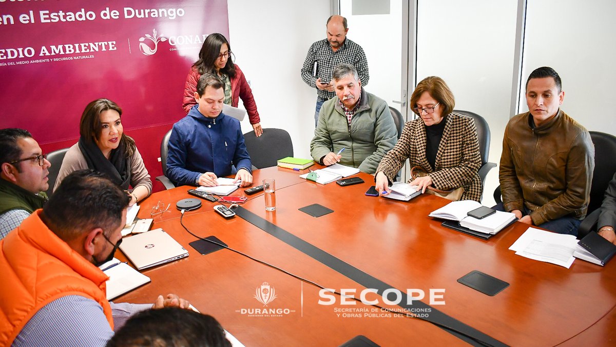 SecopeDurango's tweet photo. Sumamos esfuerzos para que #Durango cuente con más áreas verdes, acción marcada como prioritaria por el Gobernador @EVillegasV, por ello, hoy realizamos trabajos conjuntos con @CONAFOR, @SRNYMA y @caeddurango para concretar proyectos que beneficien al estado. 

#HechosConValor https://t.co/lBWg3s7tfP