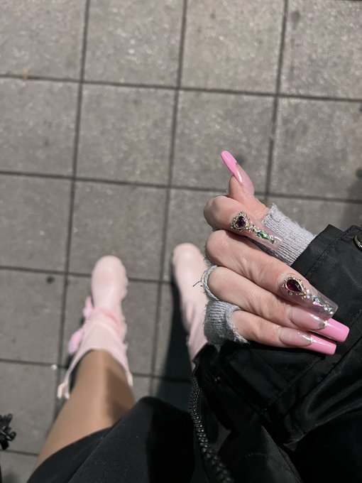 Last outfit with these Sailor Moon nails. https://t.co/LZ2I0OiBf7<a href="/tag/barbie"class="tags"><span>#barbie</span></a>