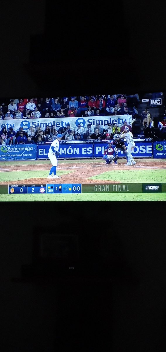 Yeffersonlopez8's tweet photo. #ivclvbp @arreazaortega @EfrainZavarce aquí disfrutando del 3ro de la final por el mejor canal, quería saber si la protesta prospero, que dijo la liga por fin gracias https://t.co/hulbrYu2Kg
