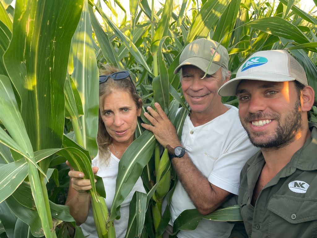 LucasOteiza2's tweet photo. A la mañana recorriendo girasoles de @NKSemillas #SYN3970CL 📍Gral Pico, La Pampa.
A la tarde de recorrida con los viejos, quienes me inculcaron la profesión.
Un ensayo de densidad variable de #SYN979VIP3 y #NK842VIP3
📍Pehuajó, Bs As https://t.co/mMv84Twjfr