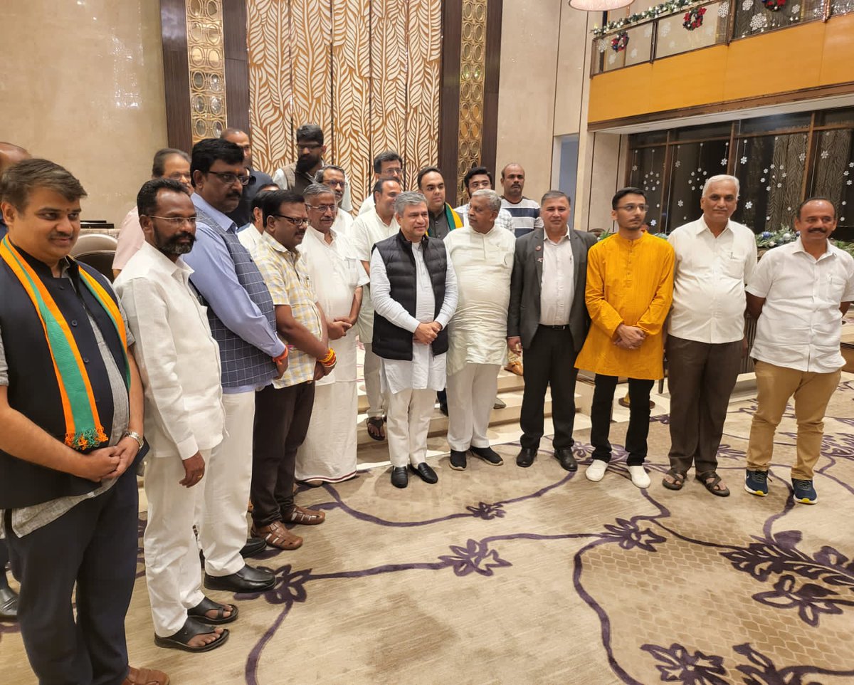 MandothPrakash's tweet photo. @DrmAjmer @Rajendr15513081 @arjunrammeghwal @gssjodhpur @DrSatishPoonia @Gulab_kataria @cpjoshiBJP @KumariDiya @GMNWRailway @NWRailways @DmRajsamand @AshwiniVaishnaw During Visit Bangalore On 17th December 2022 Met Requested @AshwiniVaishnaw Ji To Announce Sanctioning Of Dream Rail Project As All Process Clearance From #ExtendedBoard & #FinanceDepartment & #Formalities Completed @AshwiniVaishnaw Ji Assured #MewarRailVikasParishadBangalore 6/7 https://t.co/zeFdj69omA