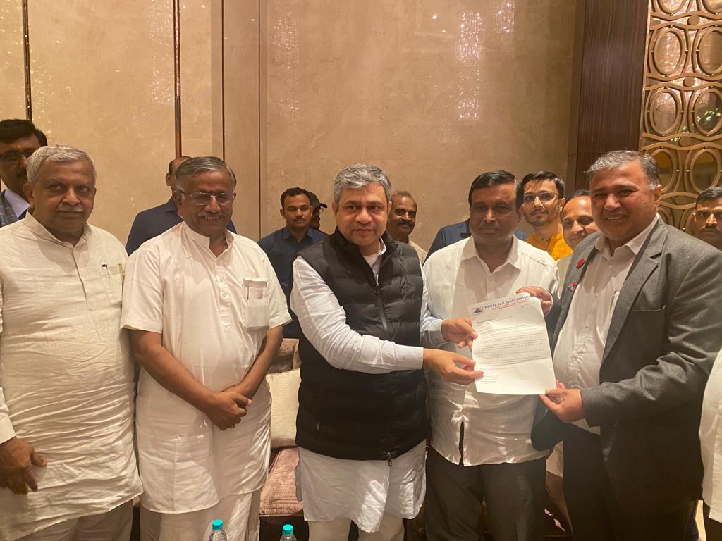 MandothPrakash's tweet photo. @DrmAjmer @Rajendr15513081 @arjunrammeghwal @gssjodhpur @DrSatishPoonia @Gulab_kataria @cpjoshiBJP @KumariDiya @GMNWRailway @NWRailways @DmRajsamand @AshwiniVaishnaw During Visit Bangalore On 17th December 2022 Met Requested @AshwiniVaishnaw Ji To Announce Sanctioning Of Dream Rail Project As All Process Clearance From #ExtendedBoard & #FinanceDepartment & #Formalities Completed @AshwiniVaishnaw Ji Assured #MewarRailVikasParishadBangalore 6/7 https://t.co/zeFdj69omA