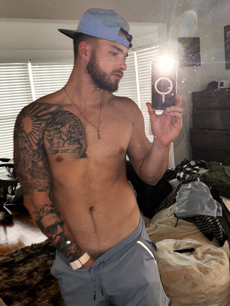 bhizzi69's tweet photo. RT if you like white guys👀😈 https://t.co/56J42jvtjG