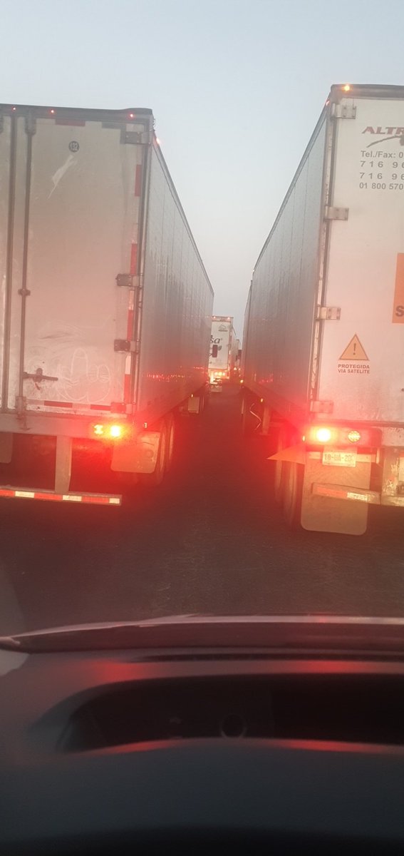 aandradeg3's tweet photo. @CAPUFE Ambulacia aa751 dirección orizaba exactamente 20 metros de la caseta y nada avanza https://t.co/V36e8ojNx5