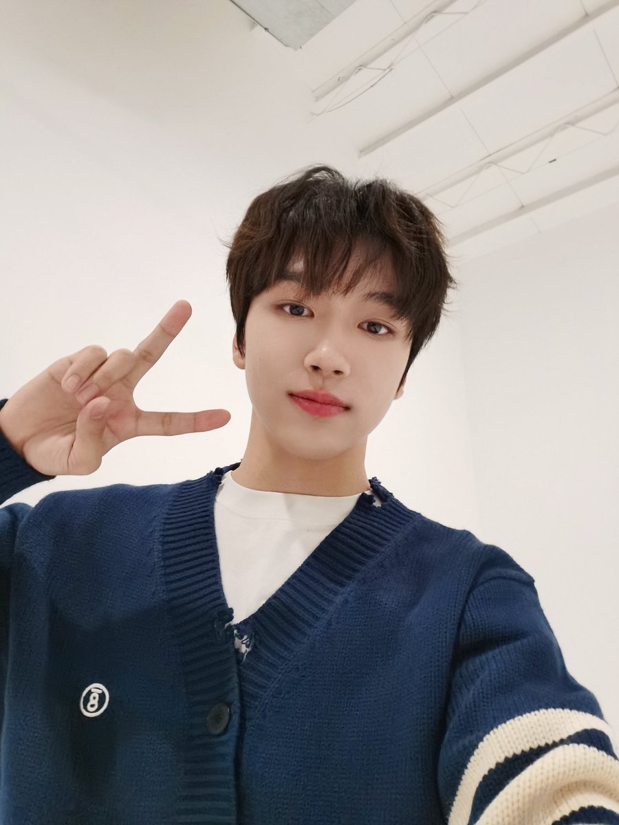 boss_mexico's tweet photo. 📱 I 21.01.23 🐶

[esp]: "Feliz vispera de año nuevo."

[eng]: "Happy New Year's Eve."

©boss_mexico

#Mingrui #GouMingRui #明睿 #苟明睿 
#BOYSTORY https://t.co/JlMTMqF0Fi