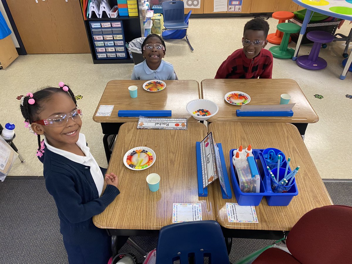 mrs_santore's tweet image. We have been having an awesome week! As we learn about what different scientists study, each day we have done a different science experiment! Check out some of our awesome experiments! First up making a rainbow 🌈! #SpaghtIsGreat #KinderCrew