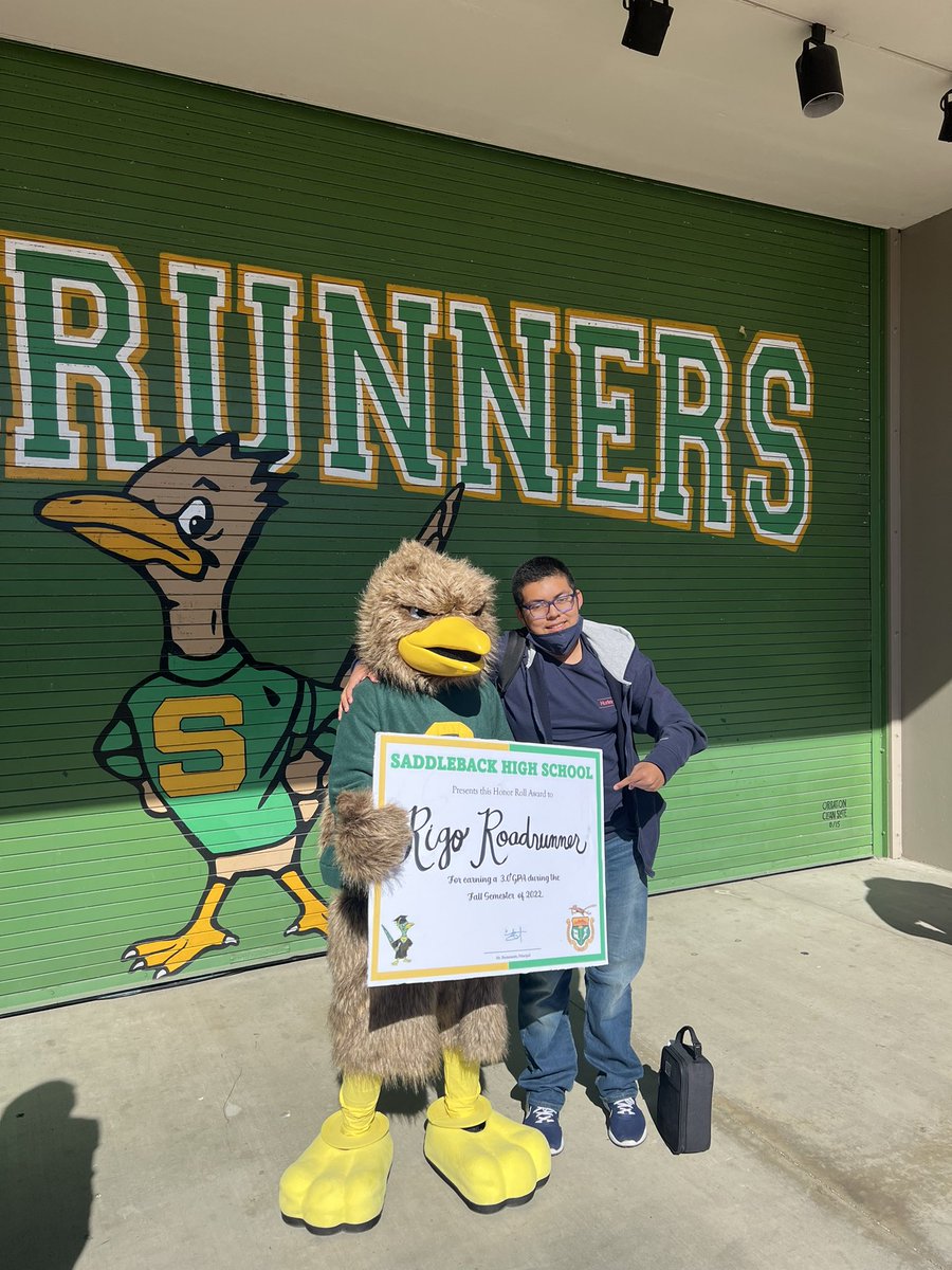 SaddlebackHS's tweet image. #Congrats to our 700+ students on #HonorRoll recognition today during our lunch celebration💛💚 We are SO proud of all of the Scholars with a 3.0 &amp;amp; above 🎉Shoutout to ASB, Nutrition Services, &amp;amp; Counselors for helping us celebrate our students 🫶🏼#RoadrunnerNation @SantaAnaUSD