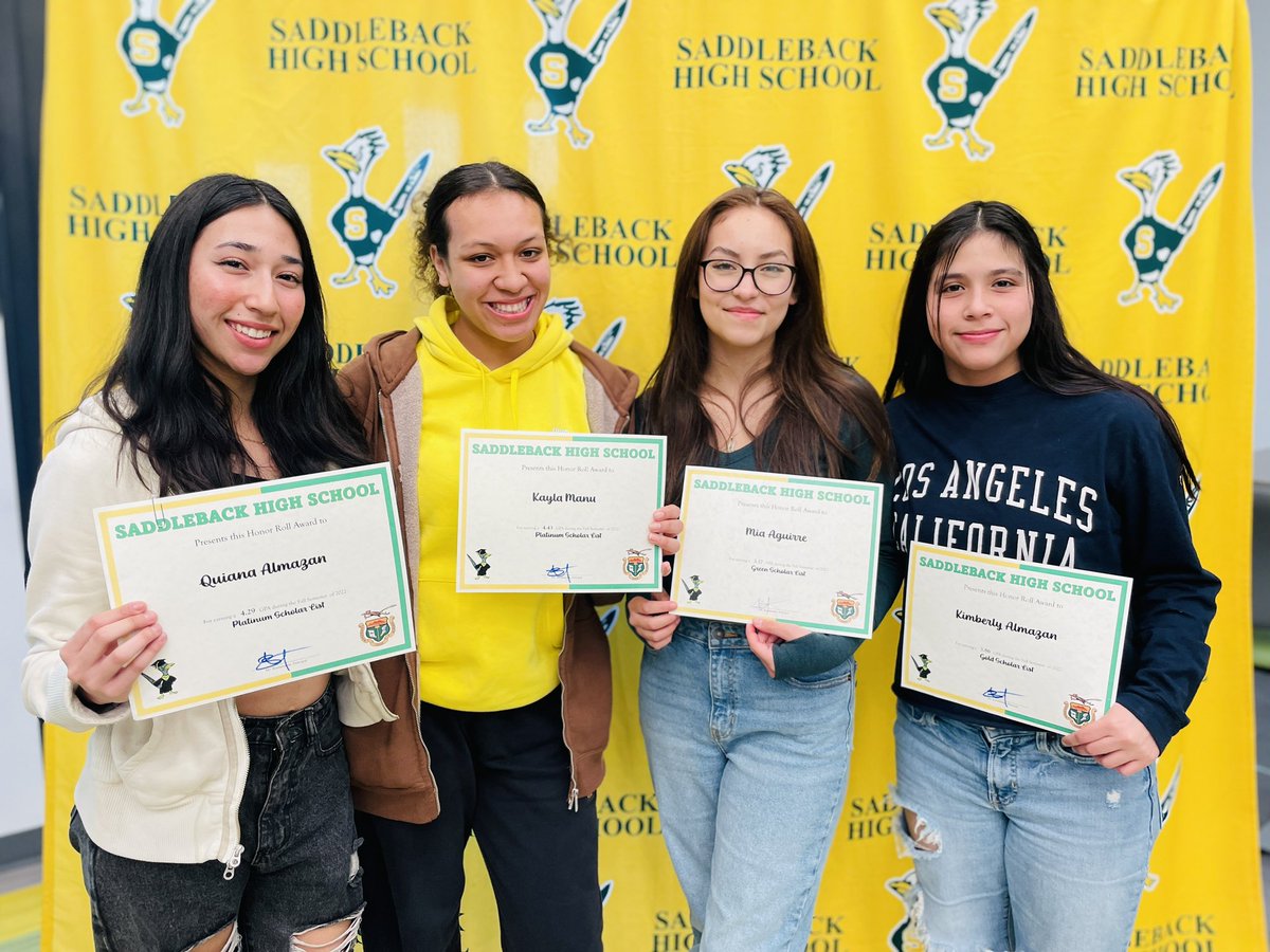 SaddlebackHS's tweet image. #Congrats to our 700+ students on #HonorRoll recognition today during our lunch celebration💛💚 We are SO proud of all of the Scholars with a 3.0 &amp;amp; above 🎉Shoutout to ASB, Nutrition Services, &amp;amp; Counselors for helping us celebrate our students 🫶🏼#RoadrunnerNation @SantaAnaUSD