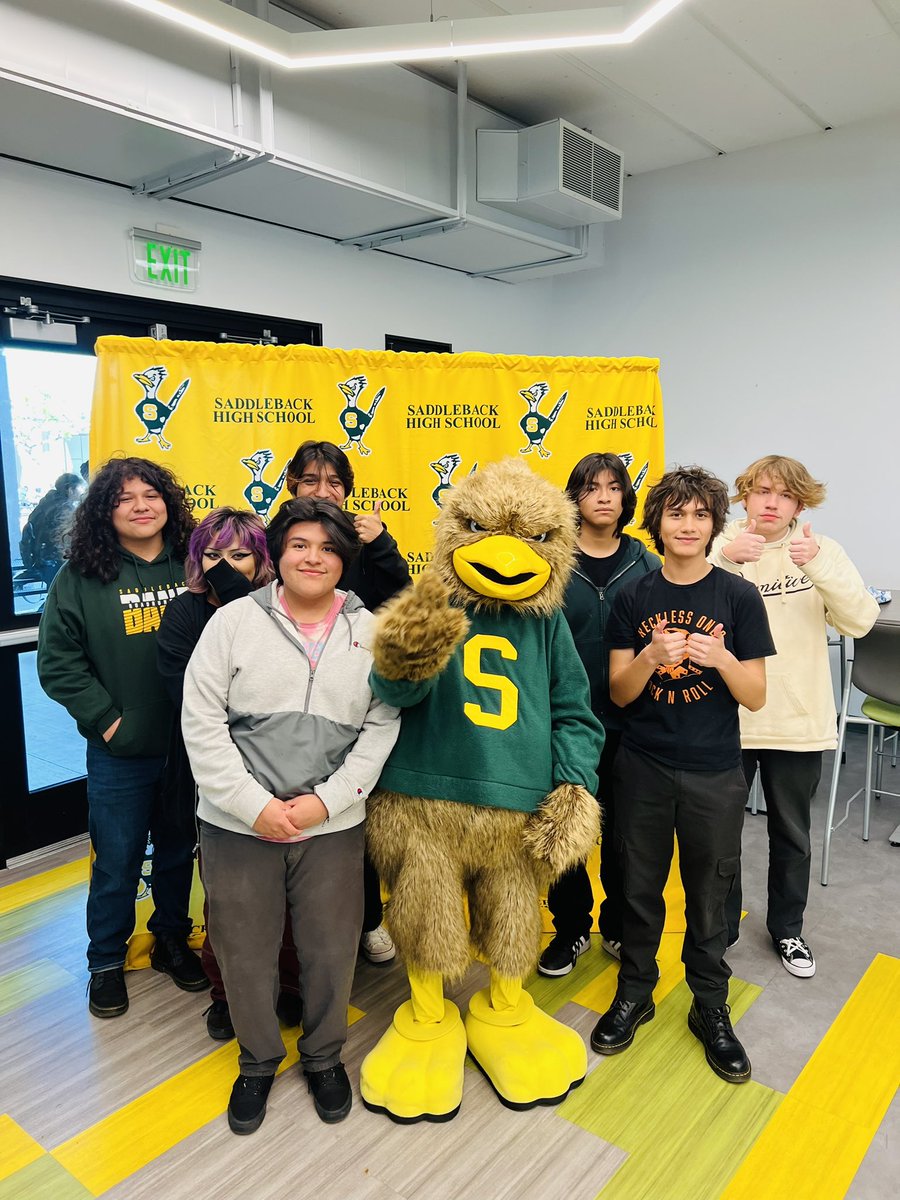 SaddlebackHS's tweet image. #Congrats to our 700+ students on #HonorRoll recognition today during our lunch celebration💛💚 We are SO proud of all of the Scholars with a 3.0 &amp;amp; above 🎉Shoutout to ASB, Nutrition Services, &amp;amp; Counselors for helping us celebrate our students 🫶🏼#RoadrunnerNation @SantaAnaUSD