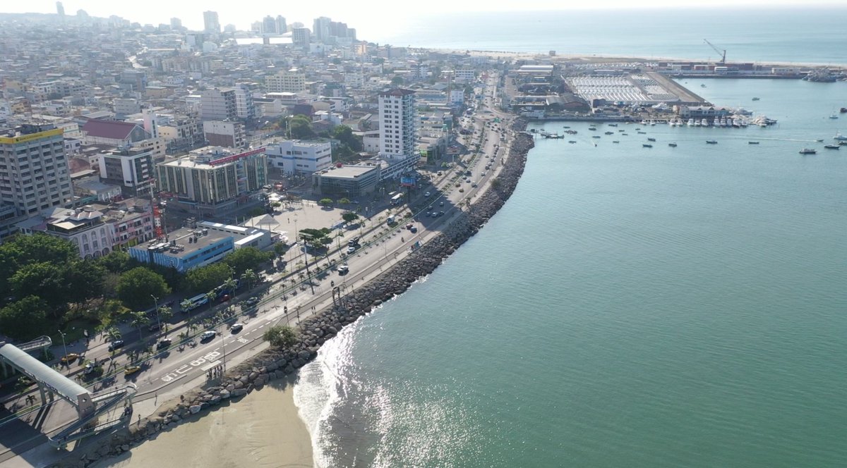 JessikaGuadamud's tweet photo. Al ser los aeropuertos y puertos, infraestructuras claves para el desarrollo económico del país, desde el #PuertoDeManta trabajaremos integralmente para atender las demandas de las distintas cadenas productivas a través de las importaciones y exportaciones. 

#GobiernoDeEcuador https://t.co/sII5niajgq