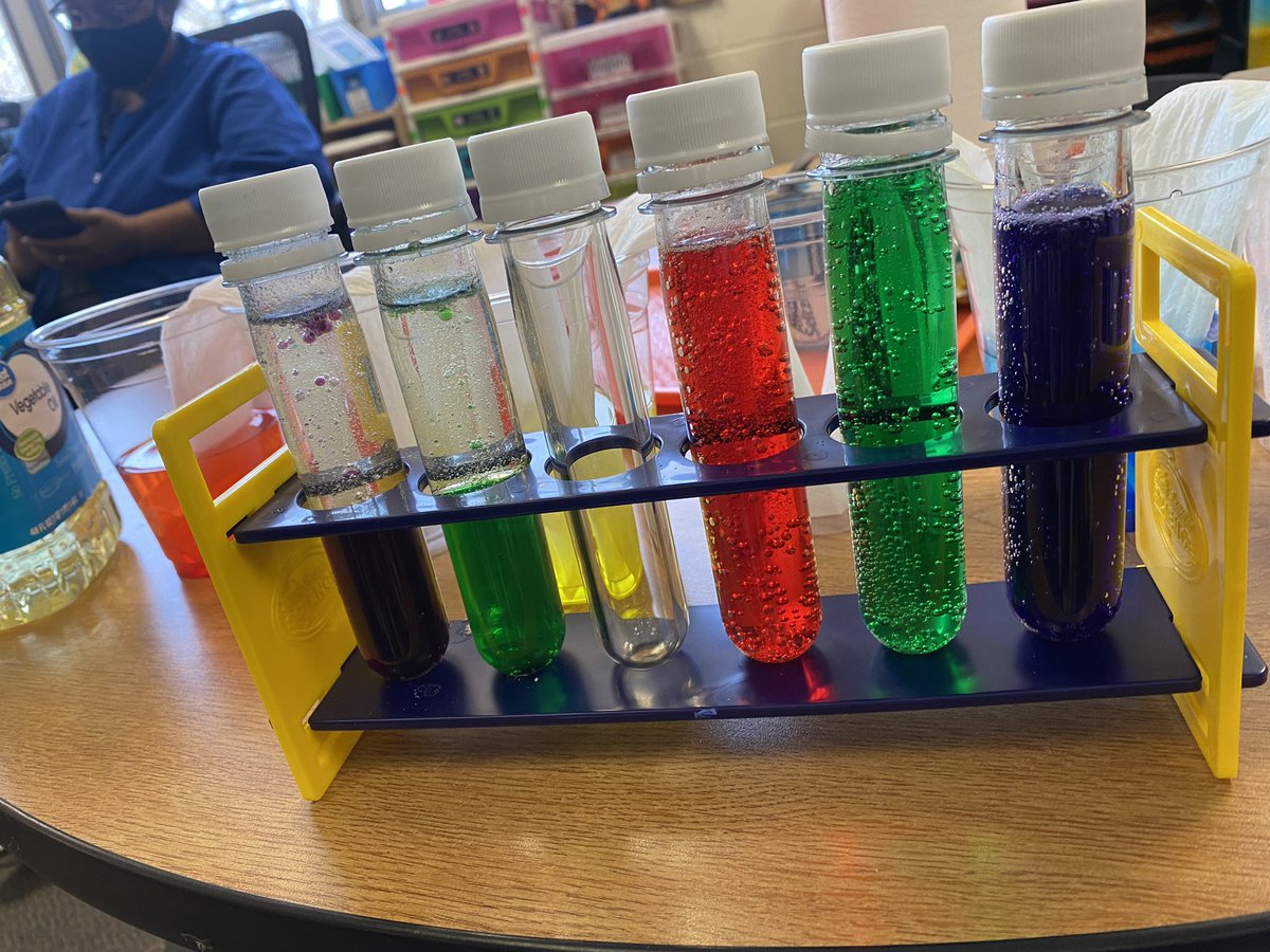 mrs_santore's tweet image. We also learned how to make a lava lamp with oil, water, food coloring and alka seltzer 🫧 #SpaghtIsGreat #KinderCrew 🧪
