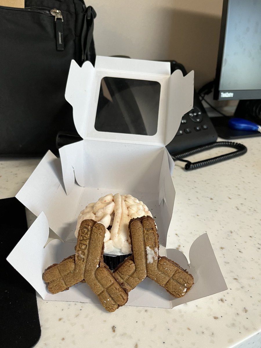 kyleblackburnmd's tweet image. Got  a wonderful surprise from one of our students today! I accidentally ate the #NMDAR cookie before I got a picture… or rather,  I doing my best to keep it away from the brain! @extinguishtrial @AE_Alliance @AntiNMDA_Inc @UTSW_NeuroRes