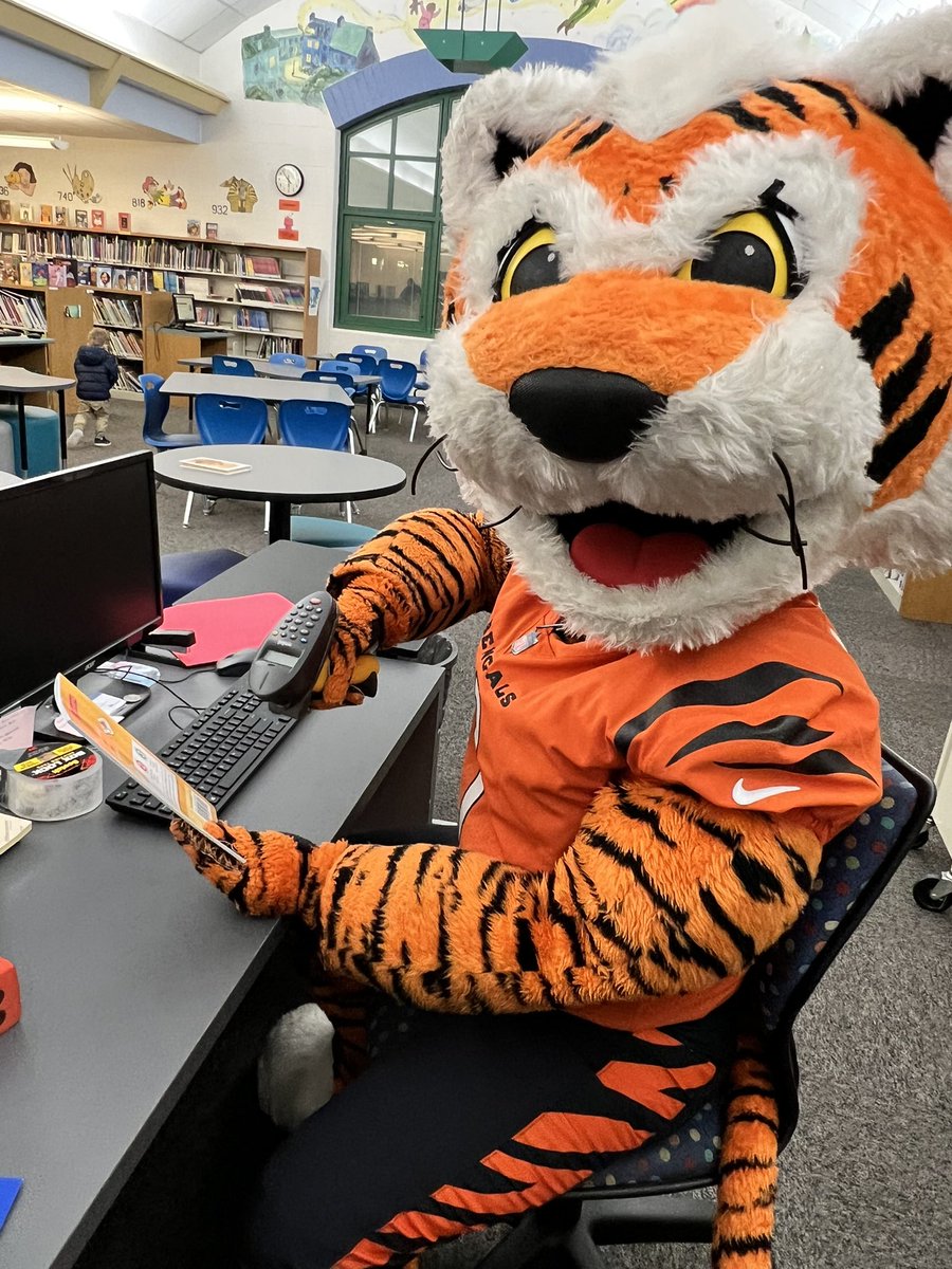 heatherldingus's tweet photo. Gapper showed some love to @JoeyB at our @MulberryEagles Cincy themed literacy night! Who-Dey &amp; Gapper had a blast with our All-Stars! @Milford_Schools https://t.co/d69tzSWAYh