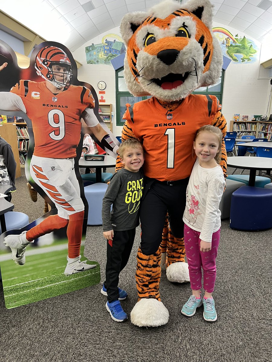 heatherldingus's tweet photo. Gapper showed some love to @JoeyB at our @MulberryEagles Cincy themed literacy night! Who-Dey &amp; Gapper had a blast with our All-Stars! @Milford_Schools https://t.co/d69tzSWAYh