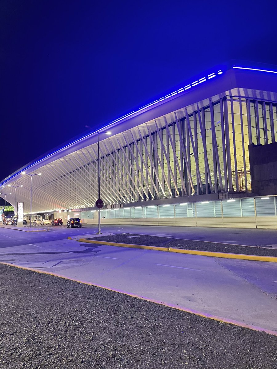 SanFiAr's tweet photo. Probando las luces de la terminal nueva de #AeropuertoEzeiza #airportlife https://t.co/yA7bm9l5OI