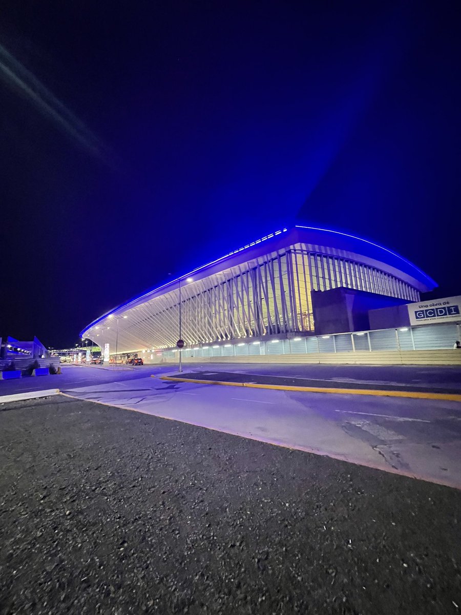 SanFiAr's tweet photo. Probando las luces de la terminal nueva de #AeropuertoEzeiza #airportlife https://t.co/yA7bm9l5OI