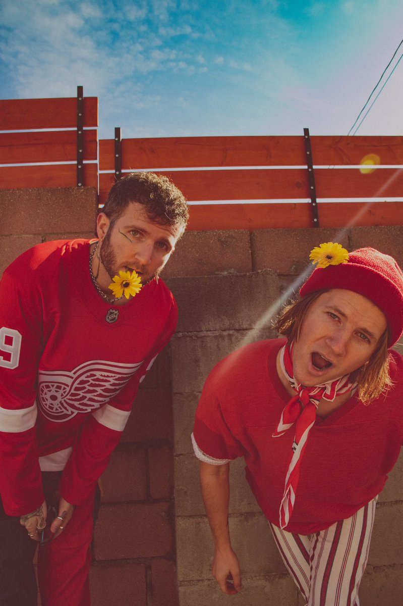 1990nowhere's tweet photo. Only a few short hours away from “Sunflowers in The Basement” 

Let’s us know when it reaches your respective time zone : best enjoyed with an ice cold beverage and a sporting event as ambiance.

📷: @someokayphotos https://t.co/rgeciYPoa4