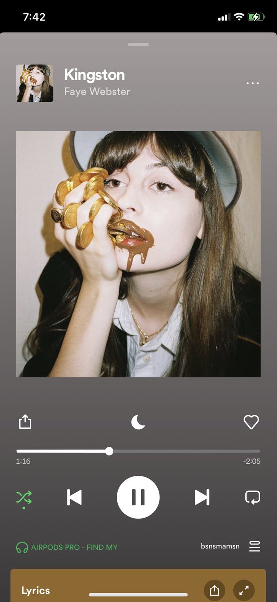 milfmarrier's tweet photo. bro wtf happened to my spotify 🙁🙁 this layout sucks https://t.co/82mU4RcjBm