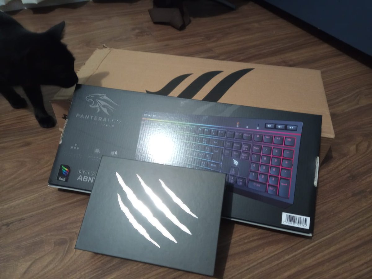 YuriMaxdeCarv's tweet photo. Chegou meu kit de mouse e teclado Pantera Eco. Parabéns a todos da @fallenstore. A compra foi muito tranquila, fui informado de todas as mudanças no status do meu pedido, que chegou antes do previsto. Lindo de mais, parabéns @FalleNCS!  Saindo do eco eu pego um headset lá tb. :) https://t.co/vcJgDVnUR0
