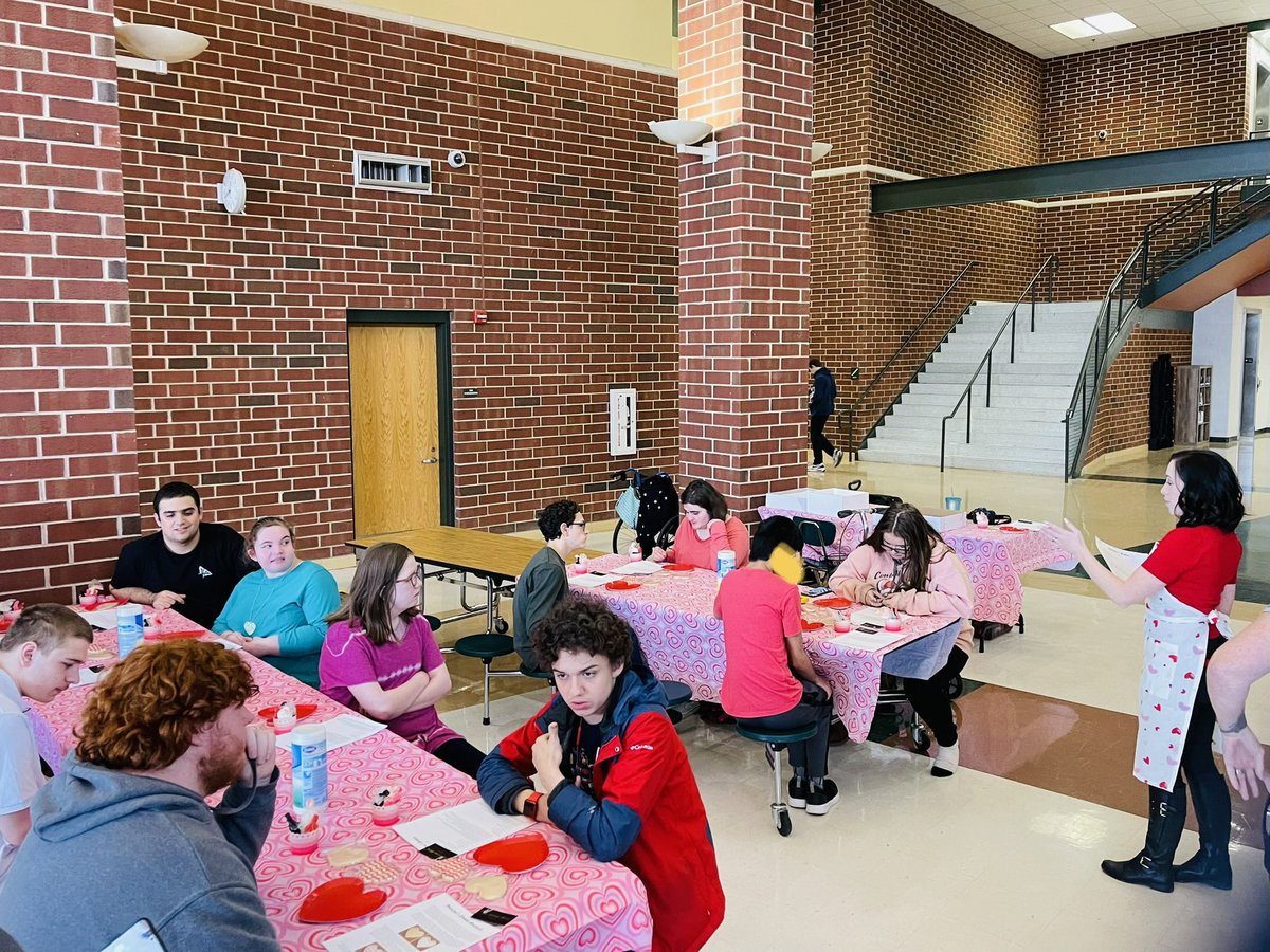 KaseyWilloughb4's tweet photo. The @krhs_stand program was treated to a cookie πͺ decorating lesson by the Kitchen Witch bakery π§ The kids made some beautiful creations ππͺβ€οΈ @DachowskiKRHS @CharlotteTobi15 #STANDprogram #KitchenWitch #ValentineCookies https://t.co/KQeENEq4Q6