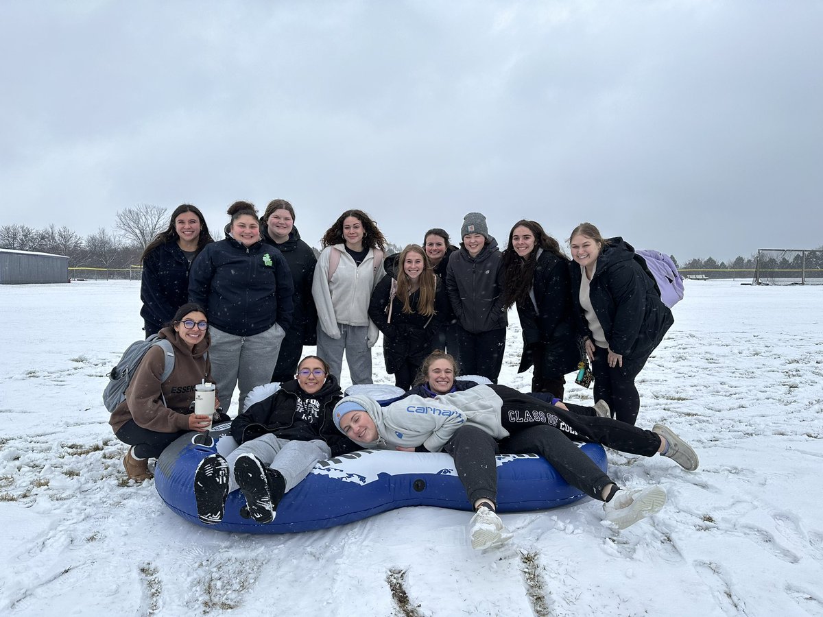 regent_softball's tweet photo. This snowy weather called for some snowy fun ❄️⛄️⚪️🥶🌨️ https://t.co/1N125bO05Y