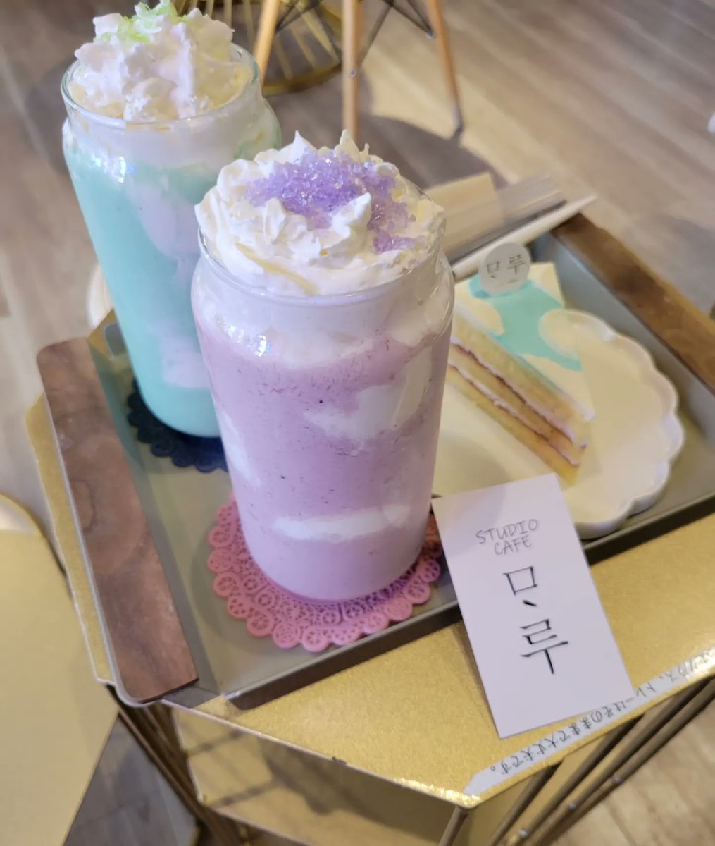 lookmirror_acc's tweet photo. STUDIO CAFE マル
かわいいスイーツ達︎︎のカフェ☁︎︎
スムージーおいしかったです
ケーキはシンプルな感じ
ホールは大きいのでカットで
#カフェ #新大久保 #studiocafe
#韓国カフェ #korea #スムージー
#雲 #ケーキ https://t.co/jDAKaGF4rK