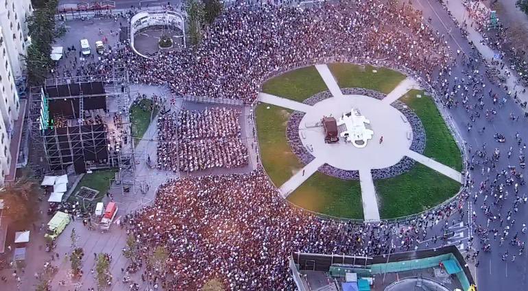 evelynmatthei's tweet image. Emocionada que nuestra #PlazaBaquedano, después de tantos años, congregue nuevamente a vecinos y amigos de distintas comunas en torno a la música, tan increíblemente linda, como es la Novena Sinfonía, y con tanto respeto a nuestros espacios públicos.