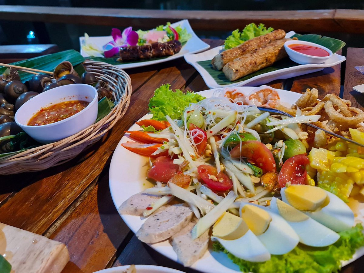 twchanon's tweet photo. " Dinner for to day in korat อาหารอร่อย พนักงานบริการดี วิวดี มีดนตรีสดเพราะๆไห้ฟัง คือดีย์มากกก ใครมาโคราชแนะนำมาที่นี่เรยไม่ผิดหวัง 🥰👍❤️ https://t.co/HBJMoS1rkf