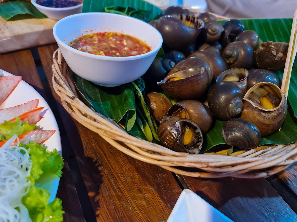 twchanon's tweet photo. " Dinner for to day in korat อาหารอร่อย พนักงานบริการดี วิวดี มีดนตรีสดเพราะๆไห้ฟัง คือดีย์มากกก ใครมาโคราชแนะนำมาที่นี่เรยไม่ผิดหวัง 🥰👍❤️ https://t.co/HBJMoS1rkf