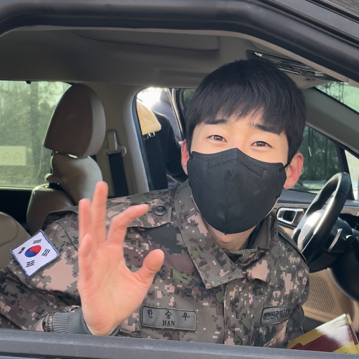 xxeungwooya's tweet photo. 와 군필돌의 맑은 눈을 보세요 원래도 맑았지만 https://t.co/ZCXe4pW3i6