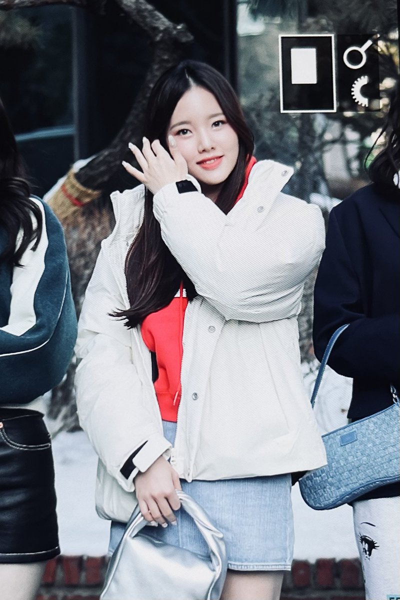 leesoojin_kr's tweet photo. 230127 퍼스널컬러 여의도 ㄷㄷ #위클리 #Weeekly #이수진 @_Weeekly https://t.co/Fueupkqk3F