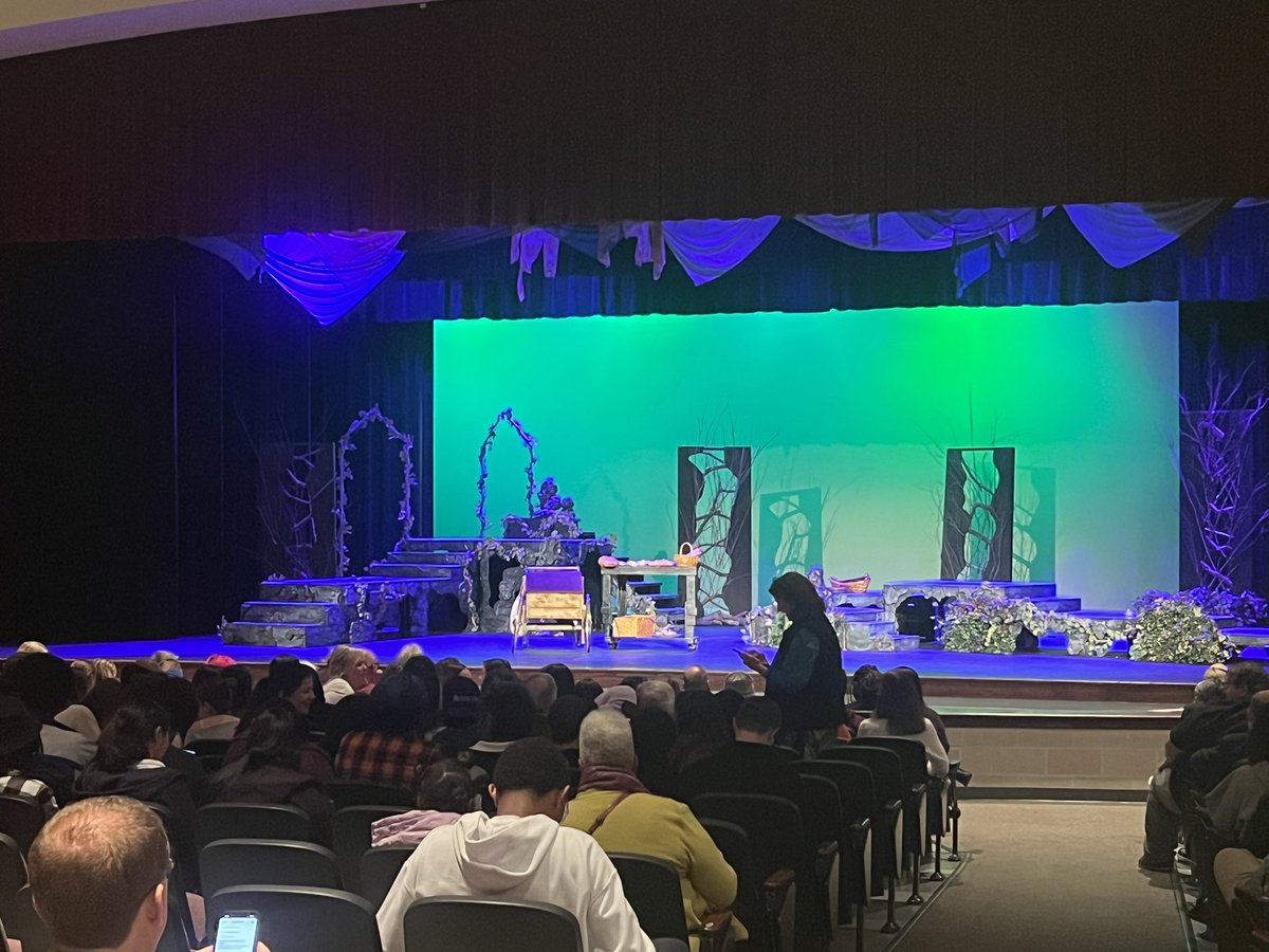 THS_Tigers's tweet image. It’s time for @TravisTheatre to kick off opening night of “Into the Woods”!!! If you’re not here, YOU SHOULD BE!!! #TigerPride365
