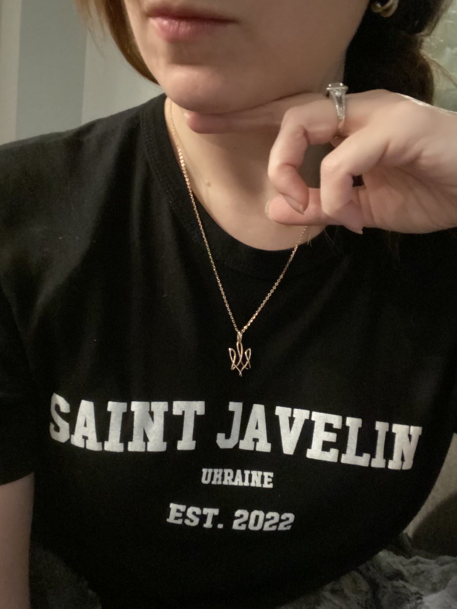 mustlovesnark's tweet photo. Gold version (with my @saintjavelin shirt) 🇺🇦🥰 #StandWithUkraine #SpendWithUkraine https://t.co/VE3ZxMlLbl