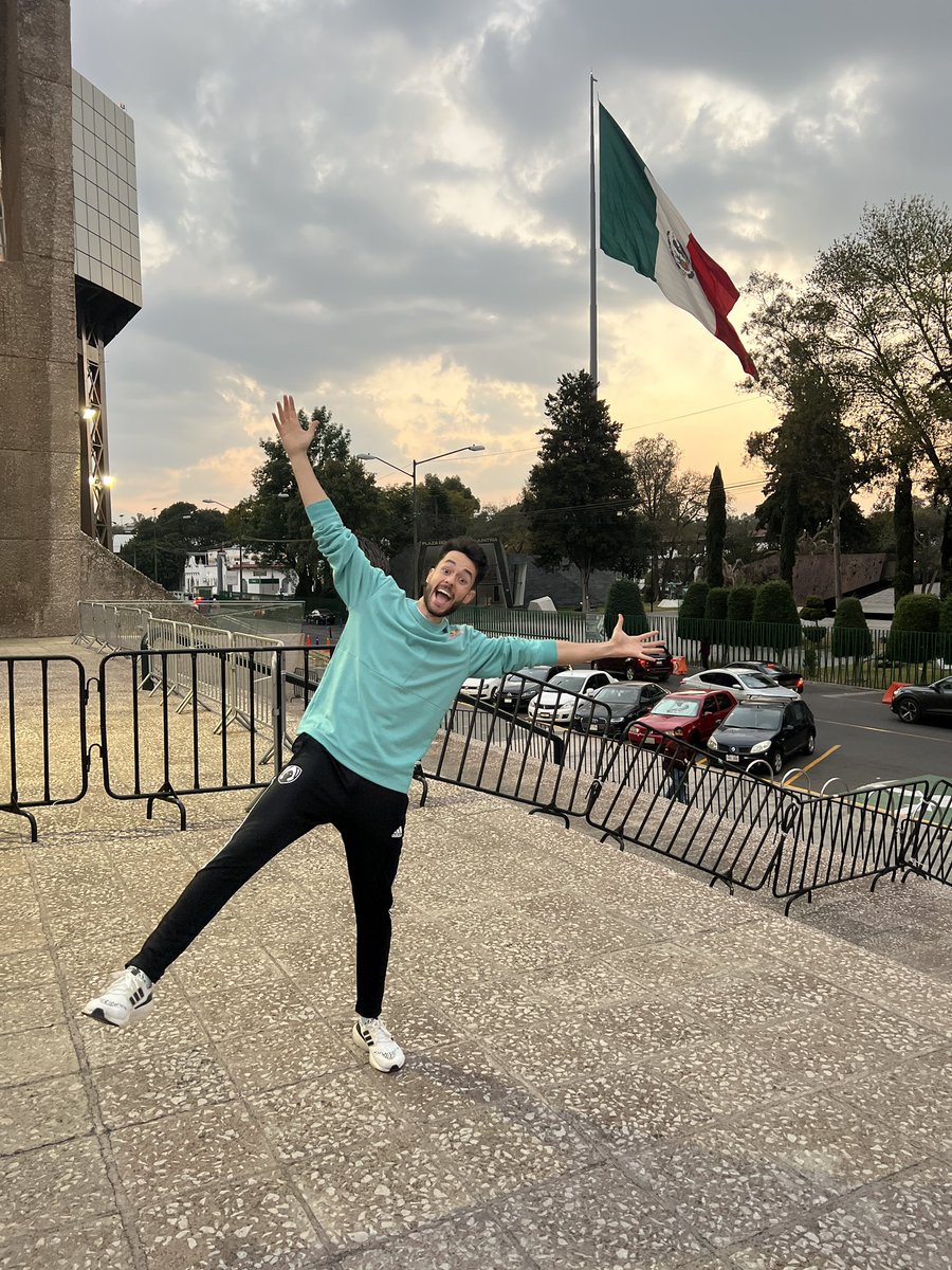 TheGrefg's tweet photo. MI PRIMERA VEZ EN MÉXICO 🇲🇽😍

VAMOS CON TODO @PremiosESLAND, TAN SOLO 3 DÍAS 😭😭 https://t.co/CaBEzHeQIW
