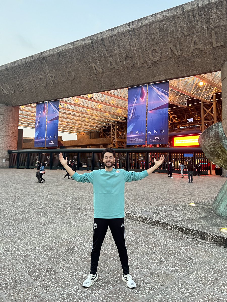 TheGrefg's tweet photo. MI PRIMERA VEZ EN MÉXICO 🇲🇽😍

VAMOS CON TODO @PremiosESLAND, TAN SOLO 3 DÍAS 😭😭 https://t.co/CaBEzHeQIW
