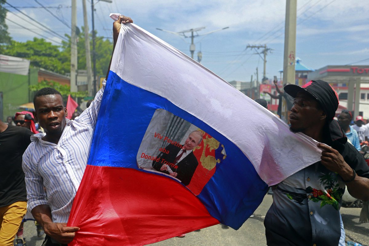 NewmanIsaak's tweet photo. Ningún otro país ha recibido tantos #refugiados #haitianos y dado tanta ayuda financiera a #Haiti como los #USA. Aún asi, manifestantes en la capital haitiana ondean la bandera rusa y maldicen a los "gringos." https://t.co/eRuD9FXPUT