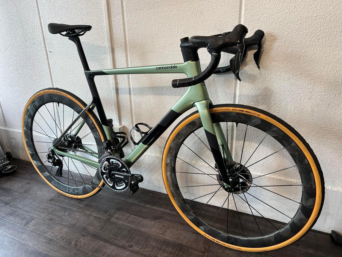 TqgHqo3OIWO6pOF's tweet photo. 【cannondale supersix evo hi-mod disc 】Lun HYPER D45ホイールとホログラムクランクpower2maxチェーンリング50/34への交換作業をさせて頂きました、ありがとうございます!バタフライ織りなビジュアル、自転車がご機嫌に見えます!!
#cannondale
#supersix
#lunhyper
#power2max
#あさみフレンド https://t.co/HwHnIDwVGM