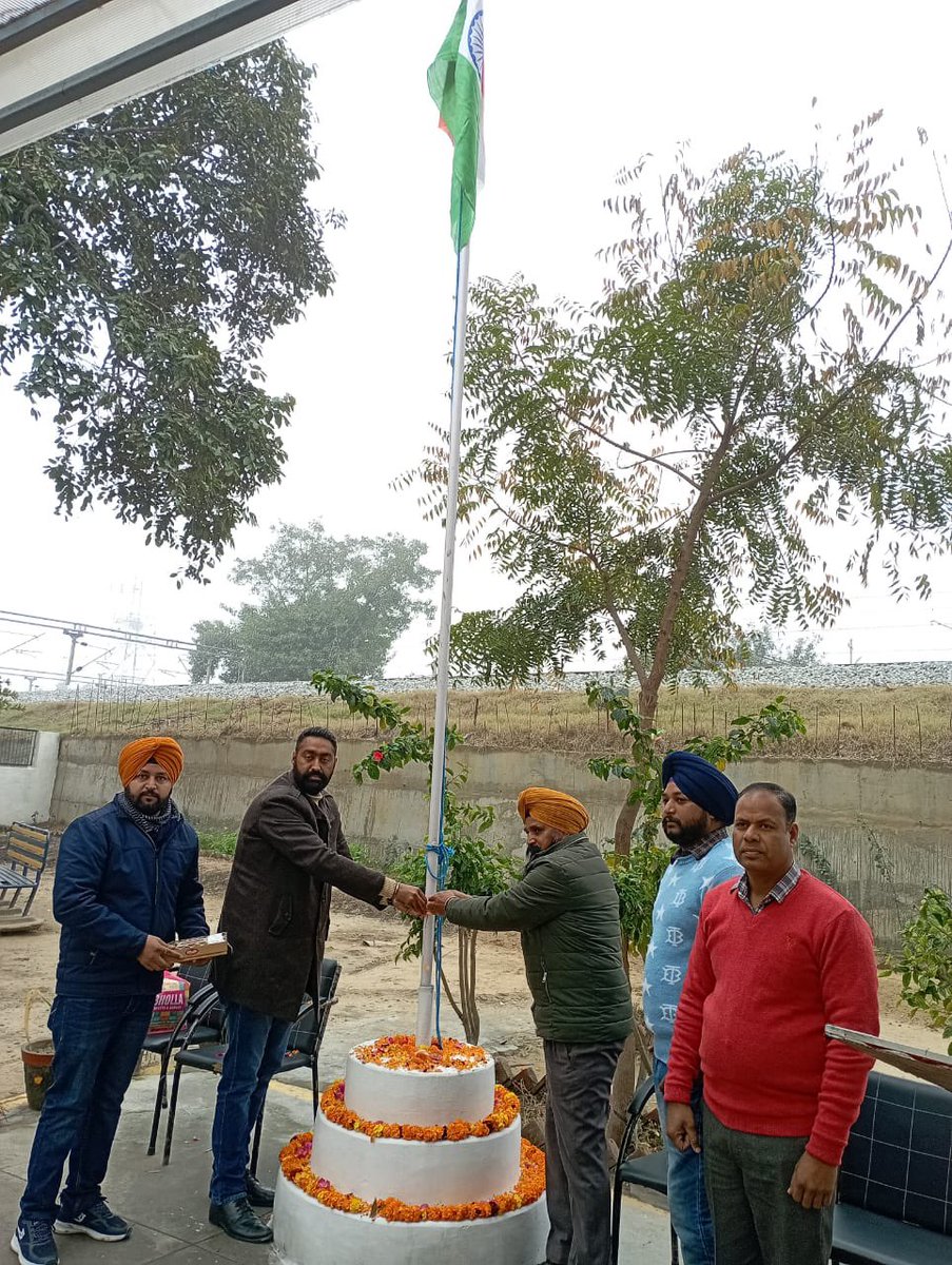 SirhindBranch's tweet photo. नॉर्दन रेलवे मेंस यूनियन सरहिंद शाखा की तरफ से 74वा गणतंत्र दिवस  बड़ी धूमधाम से मनाया गया. इस कार्यक्रम में शाखा  अध्यक्ष जसमेर सिंह एवं शाखा सचिव जगदीप सिंह विशेष तौर पर उपस्थित रहे  इस मौके पर  बच्चों को कॉपियां, पेंसिल, पेन एवं मिठाइयां बांटकर इस पर्व को मनाया गया
🇮🇳🇮🇳🇮🇳🇮🇳 https://t.co/6MIulddGol