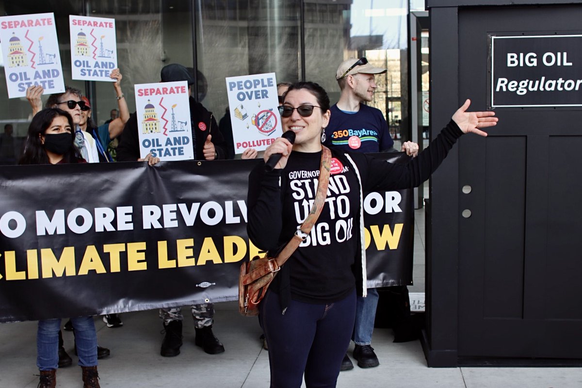 The CA official who was in charge of regulating oil & gas was instead rubber stamping hundreds of new permits for oil drilling.

He just resigned.

So a bunch of California voters went to CalGEM HQ today to demand an end to the #RevolvingDoor between big oil and regulators!