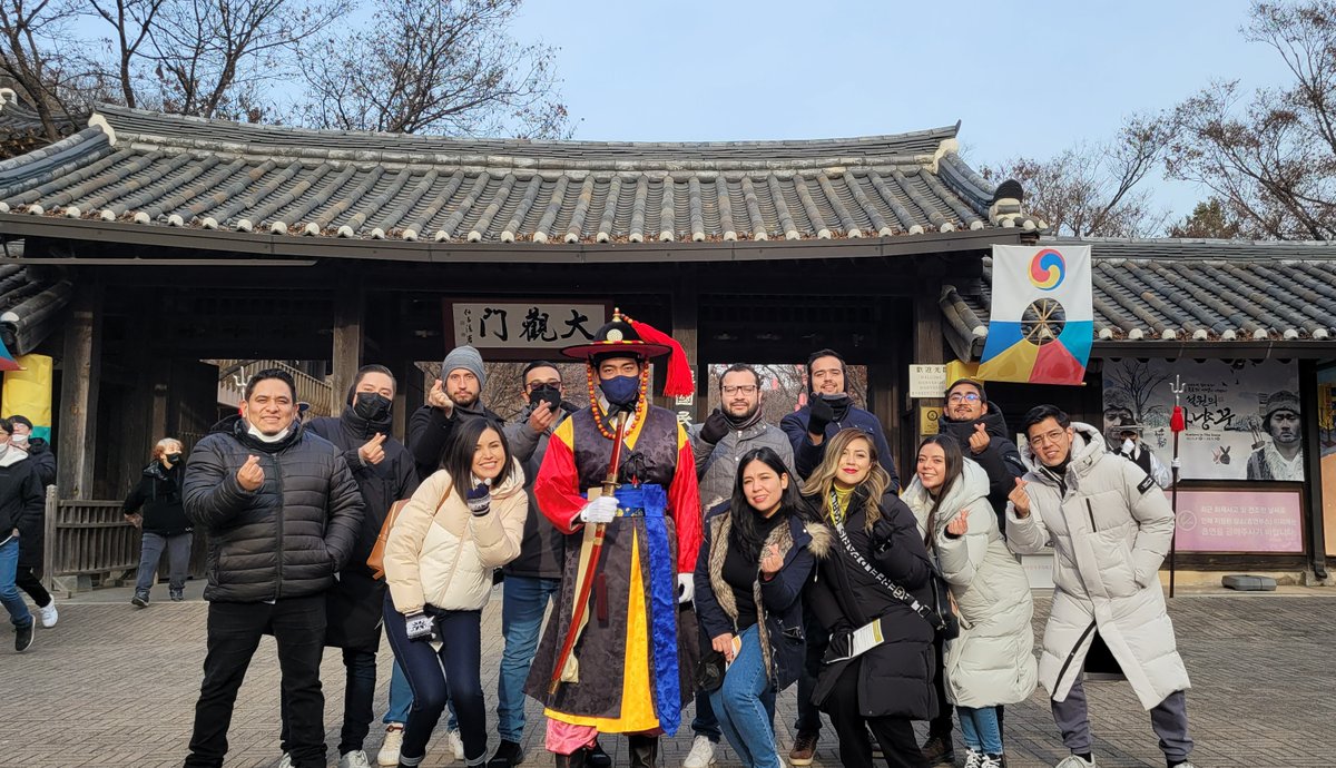 LS_eMS's tweet photo. Last weekend, Mexican families went on a trip to Seoul. 

They visited the old palace, the #BlueHouse, the former presidential office, etc. Don't you feel their happiness from the pictures? I hope they take a lot of shining memories in Korea.

#KOREA #TRIP #Business #palace #B2B https://t.co/pnc8jJKBF8