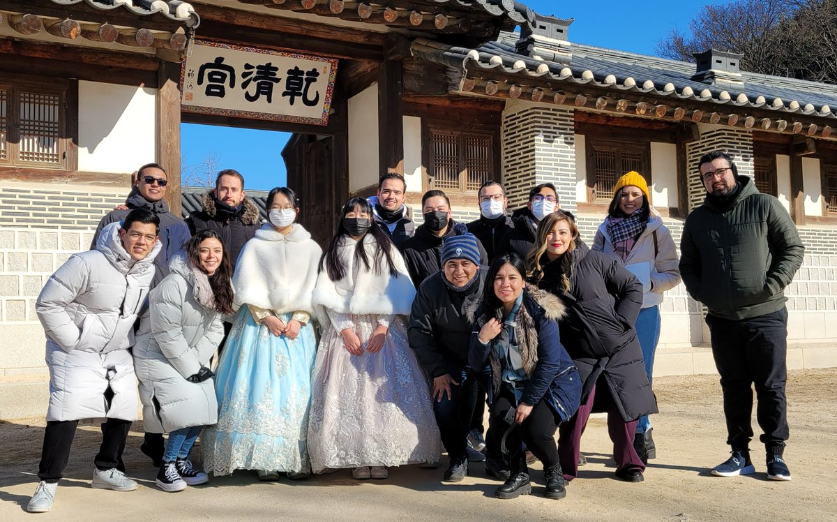 LS_eMS's tweet photo. Last weekend, Mexican families went on a trip to Seoul. 

They visited the old palace, the #BlueHouse, the former presidential office, etc. Don't you feel their happiness from the pictures? I hope they take a lot of shining memories in Korea.

#KOREA #TRIP #Business #palace #B2B https://t.co/pnc8jJKBF8